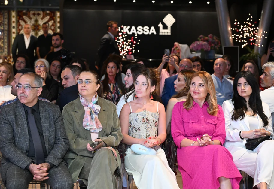 Alyona Əliyeva moda nümayişini izlədi (FOTO)